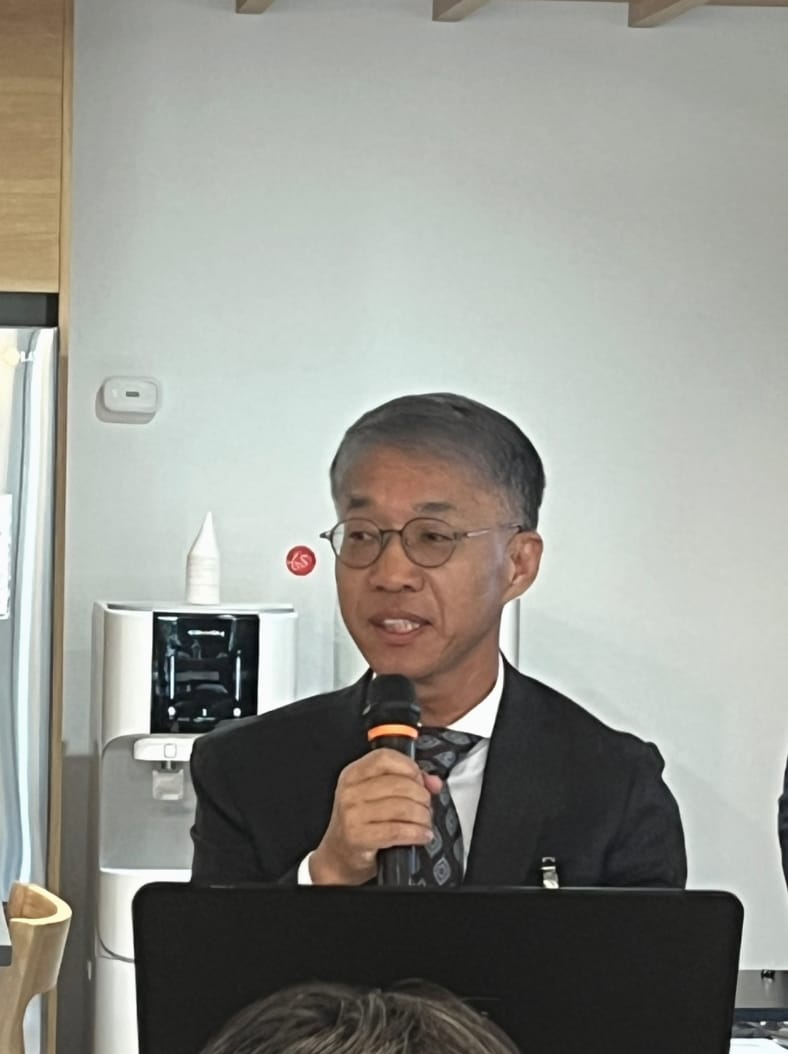 Young H Choi speaking into a microphone at KAMDA's founding meeting.